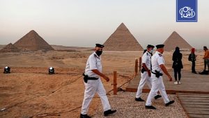 القبض على سياح حاولوا التقاط صور عارية أمام الهرم الأكبر بالجيزة