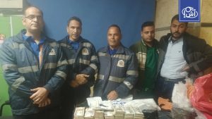 مسعف وسائق إسعاف في مصر يعثران على 684 ألف جنيه بحادث سير ويسلّمانها للأمانات