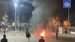 توتر واحتجاجات في القيروان التونسية بعد وفاة شاب متأثراً بجراحه وتوقيف 21 شخصاً