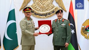 ليبيا.. حفتر يستقبل قائد الجيش الباكستاني في بنغازي