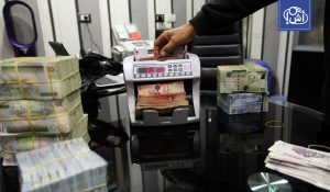الدينار الليبي يتراجع مجددا أمام الدولار في السوق الموازية