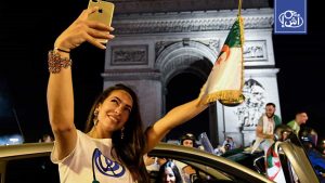 فرنسا تهدد بسحب تصاريح إقامة الجزائريين بسبب احتفالات كأس إفريقيا