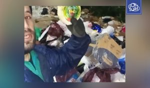 عامل نظافة في الجزائر يكشف مواد غذائية فاخرة ملقاة في القمامة (فيديو)