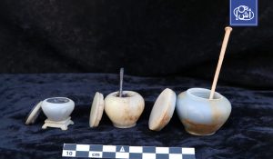 اكتشاف أثري كبير في أسوان: مقابر صخرية من الدولة القديمة تضم 160 إناءً وحلياً نادرة