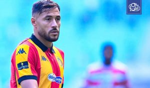 لاعب جزائري يخطف الأضواء بلقطة إنسانية مع طفل