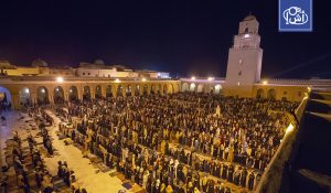 تونس.. آلاف المصلين يحيون ليلة القدر في جامع عقبة بن نافع بالقيروان