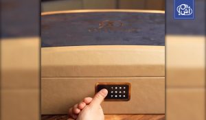 صدمة في القاهرة.. علبة كعك العيد بـ39 ألف جنيه ببصمة الإصبع وشاحن إلكتروني!