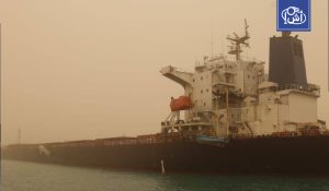 السيطرة على حريق بمركب بترولي في قناة السويس