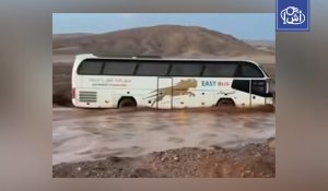 مصر.. سيول عنيفة تضرب سيناء وإنقاذ ركاب حافلة جرفتها المياه