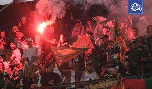 طفل يتجاوز الحاجز الأمني لالتقاط صورة مع ريان آيت نوري (فيديو)