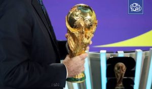 من يسمح له بلمس كأس العالم الأصلية دون قفازات؟