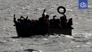 خفر السواحل الليبي ينقذ 43 مهاجراً بعد تعطل قاربهم
