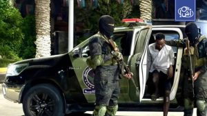 اعتقال صوماليين اثنين بتهمة خطف مهاجرين وتعذيبهم شرق طرابلس